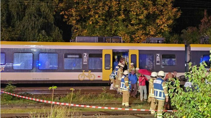 Oberleitung auf Bahnstrecke gerissen –  170 Menschen evakuiert