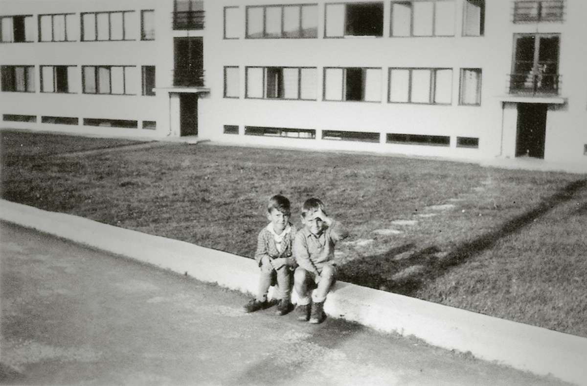 Rolf Fassbaender (rechts) als Kind mit einem Freund vor dem Wohnblock Mies van der Rohe.
