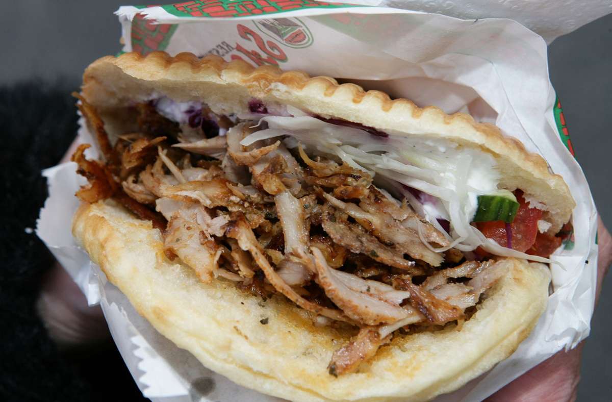 Fleisch, Soßen, Zwiebeln, Kraut in ein Sandwich gepackt – das ist der „German Döner“, wie wir ihn alle lieben.
