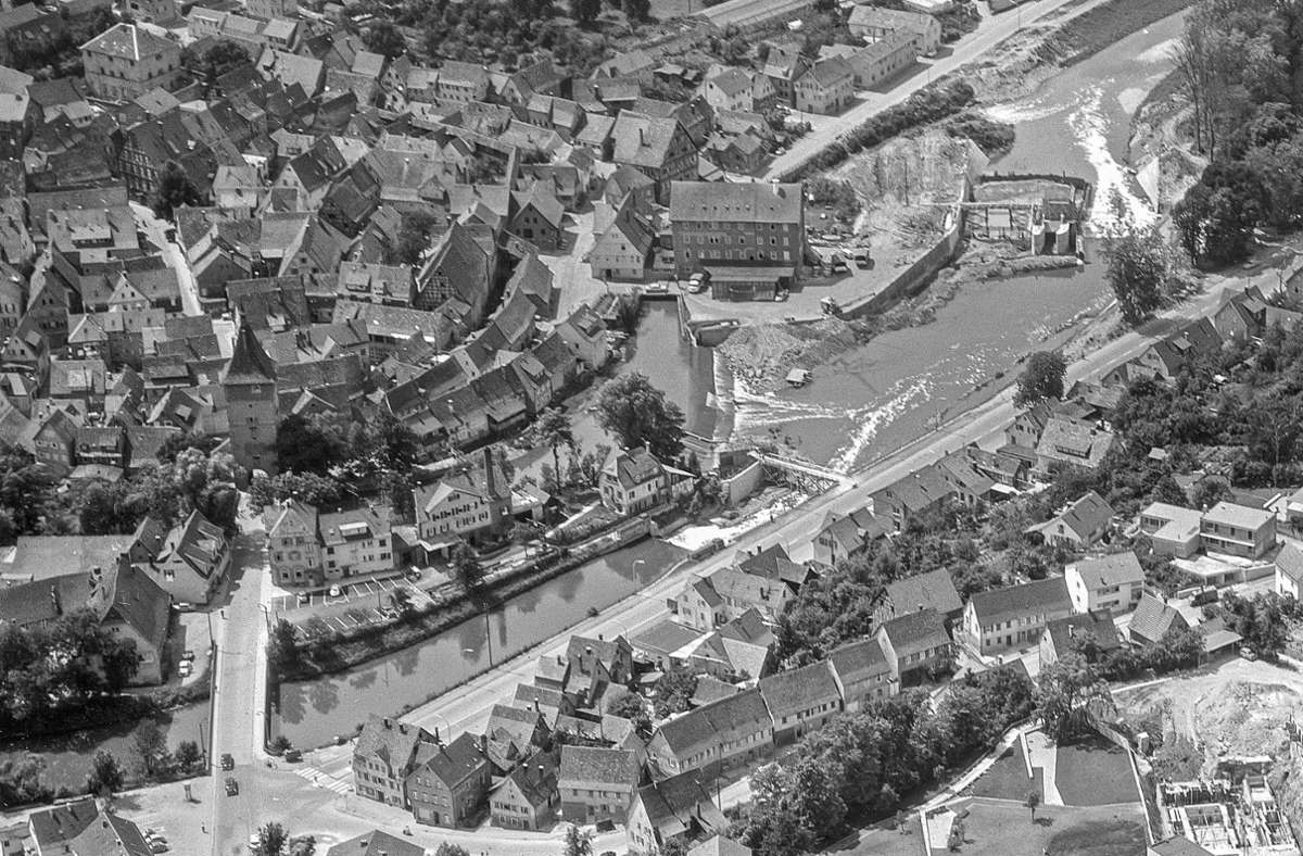 Das Luftbild aus den 1950er-Jahren zeigt Waiblingen und die Häckermühle samt dem Mühlkanal, wo heute die Galerie steht.