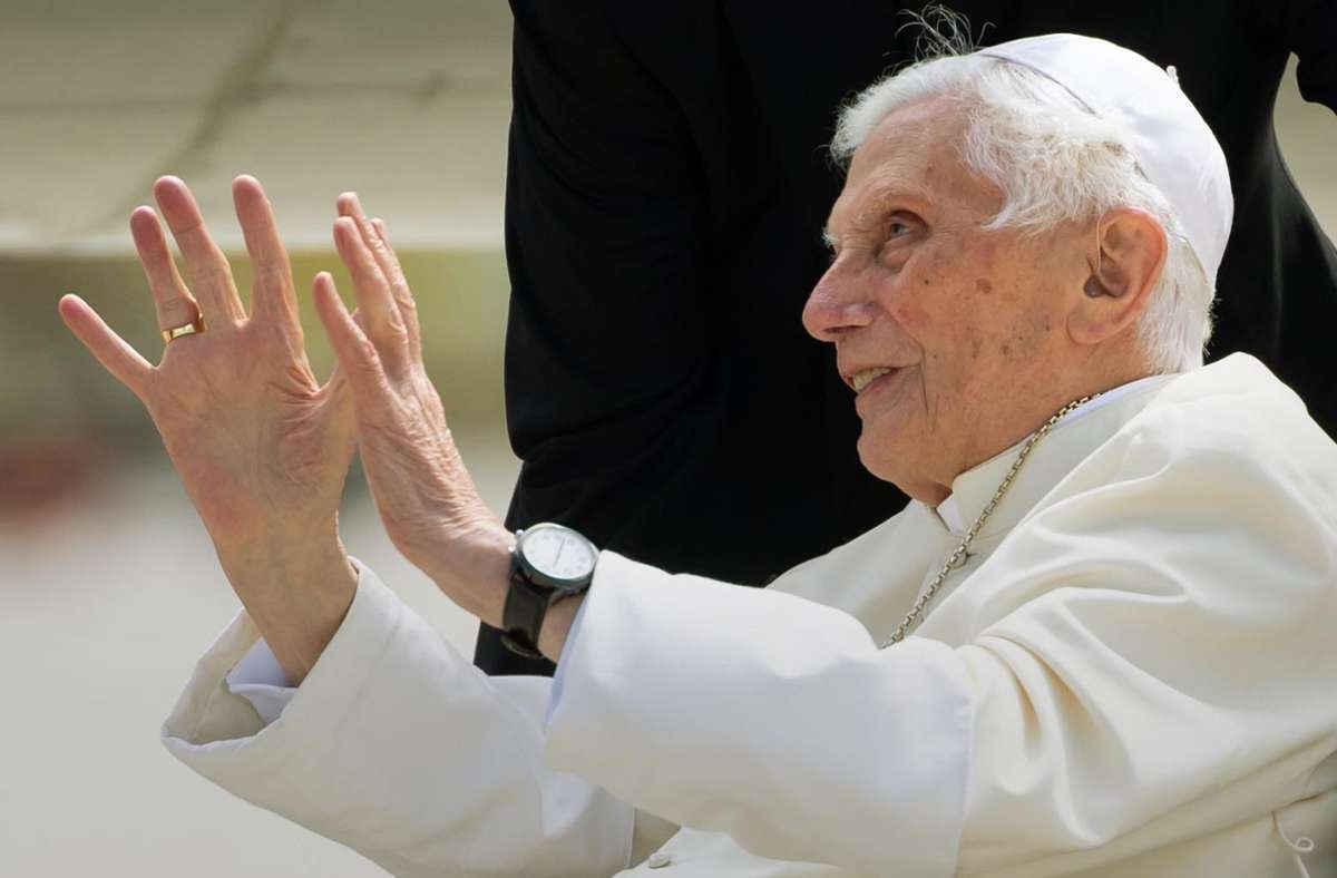 Pädophiler Priester mit Verbindungen: Missbrauchsopfer reicht Klage gegen Papst Benedikt ein