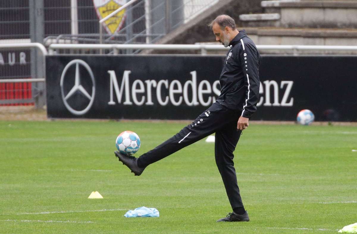 Pellegrino Matarazzo bittet seine Spieler wieder zum Ball. In unserer Bildergalerie bilden wir den aktuellen Kader des VfB ab.