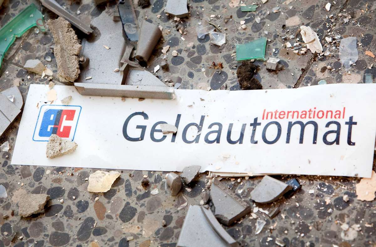 Schwetzingen: Unbekannte sprengen zwei Geldautomaten und fliehen