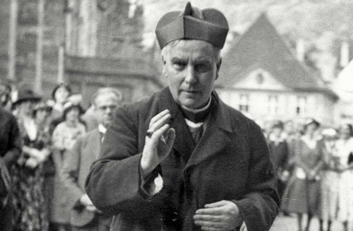 Conrad Gröber im Juni 1934 vor dem Freiburger Münster