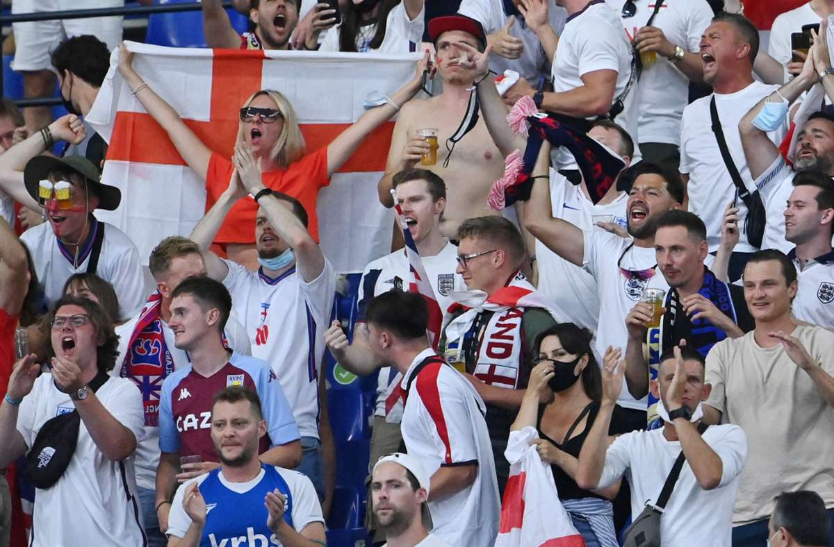 Englische Fans machen vor dem Spiel einen zuversichtlichen Eindruck.