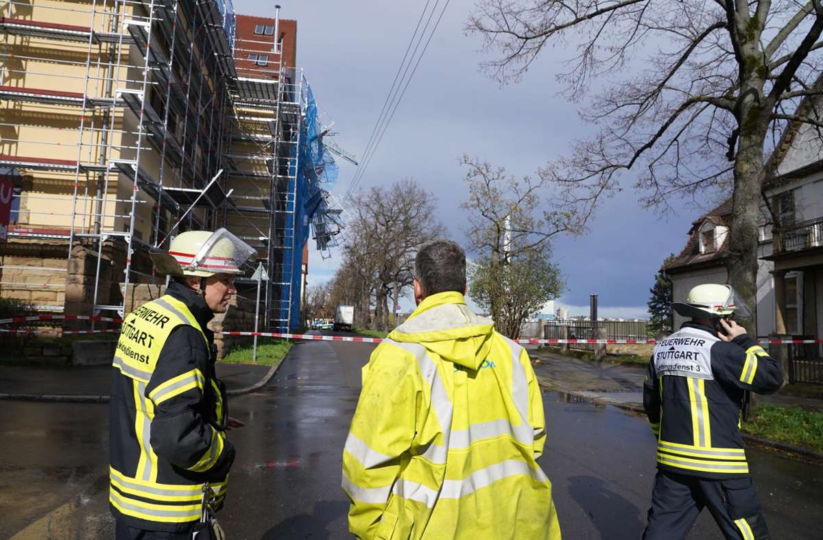 Die Feuerwehr sperrt das Gebäude mit dem einsturzgefährdeten Gerüst am Römerkastell in Bad-Cannstatt weiträumig ab.
