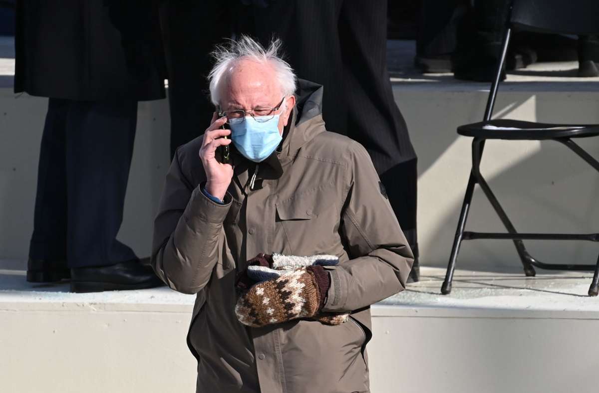 Ein Star im Internet: Bernie Sanders, Senator aus Vermont. Er trägt dicke bei der Inauguration von Joe Biden Wollfäustlinge aus wiederverwerteter Baumwolle und recycelten Plastikflaschen.
