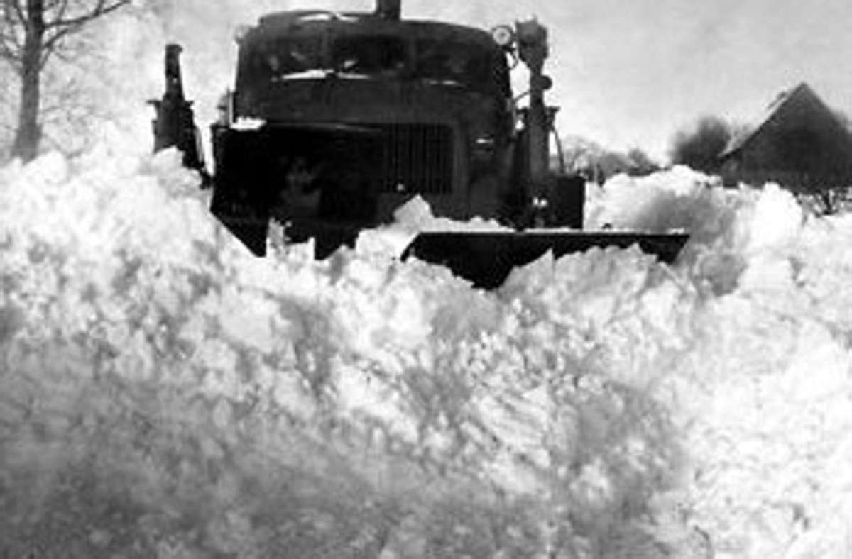Mit schwerer Technik hilft die sowjetische Armee die Landstraße bei Lebbin in Mecklenburg-Vorpommern von meterhohen Schneeverwehungen zu räumen.