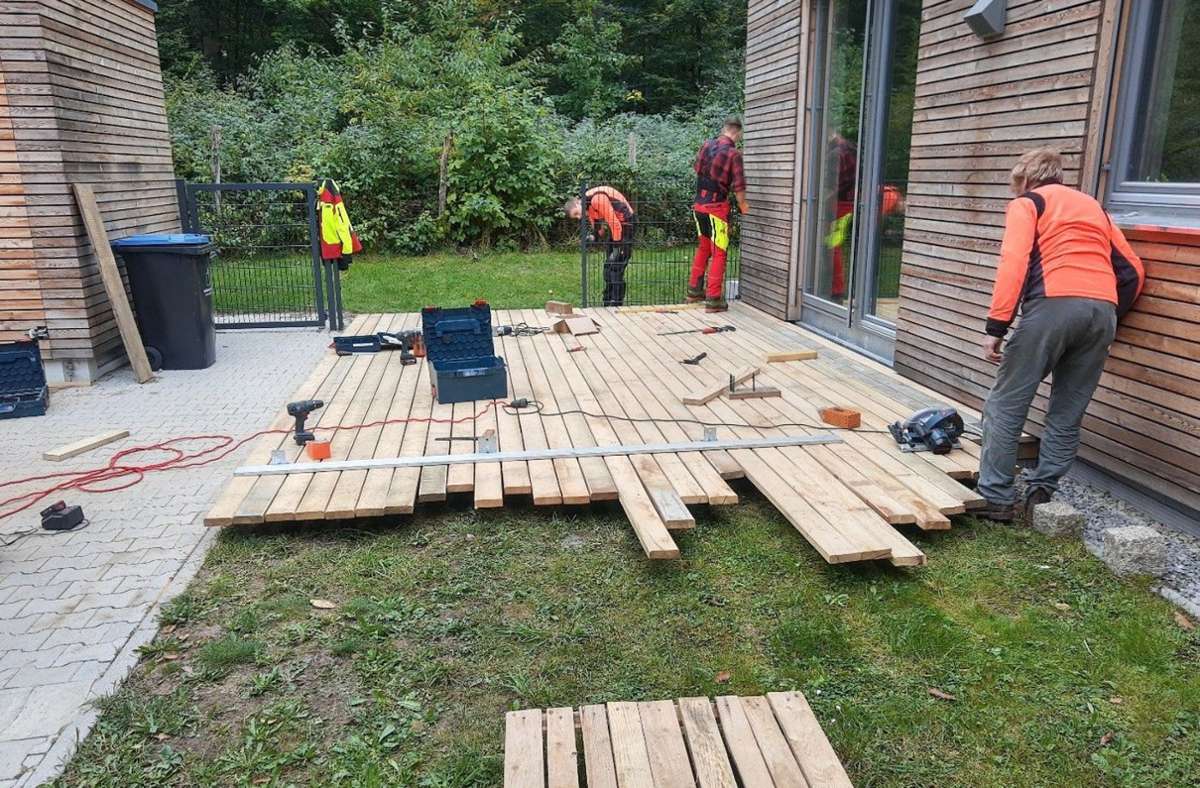 Herrenberger Forstbetriebshof: Auszubildende bauen Terrasse mit Holz aus dem Stadtwald