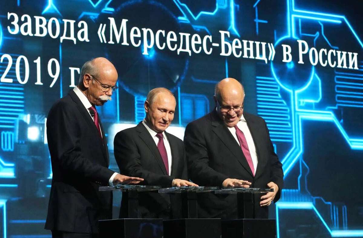 Ein Bild aus einer anderen Welt: Anfang April 2019 haben Dieter Zetsche, Wladimir Putin und Peter Altmaier das neue Mercedes-Benz-Werk Moscovia eingeweiht. Foto: Imago/Kremlin Pool