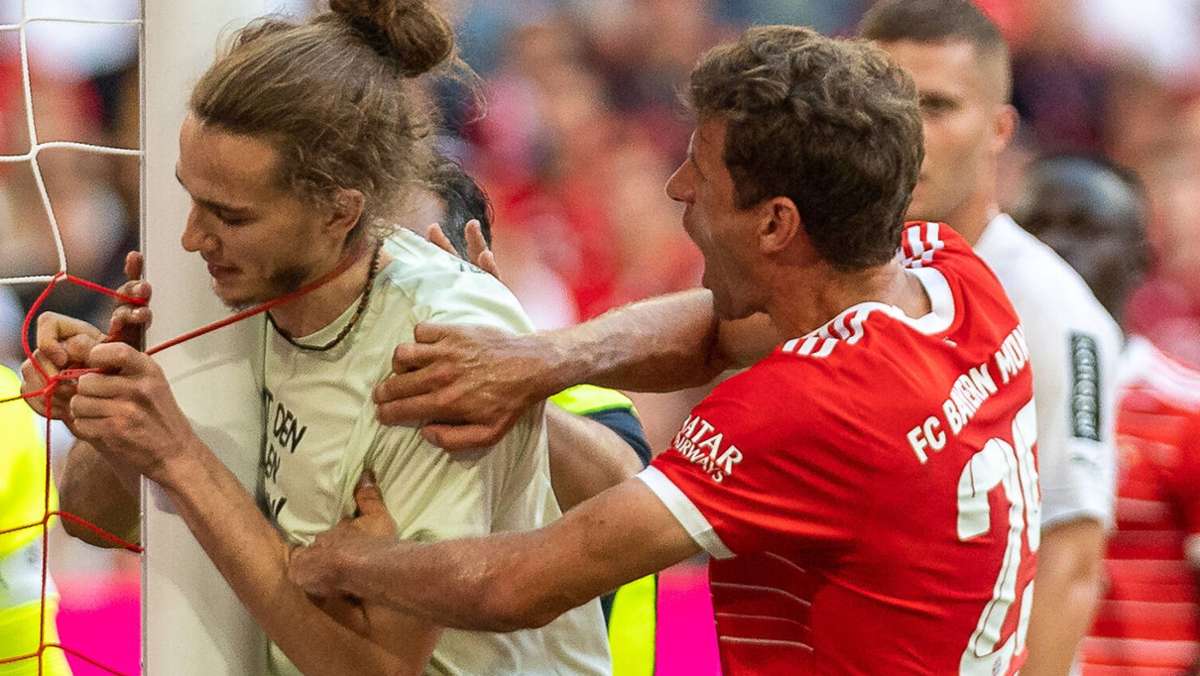 Protest beim Spiel des FC Bayern: Mehrere Personen sorgen für Spielunterbrechung in München