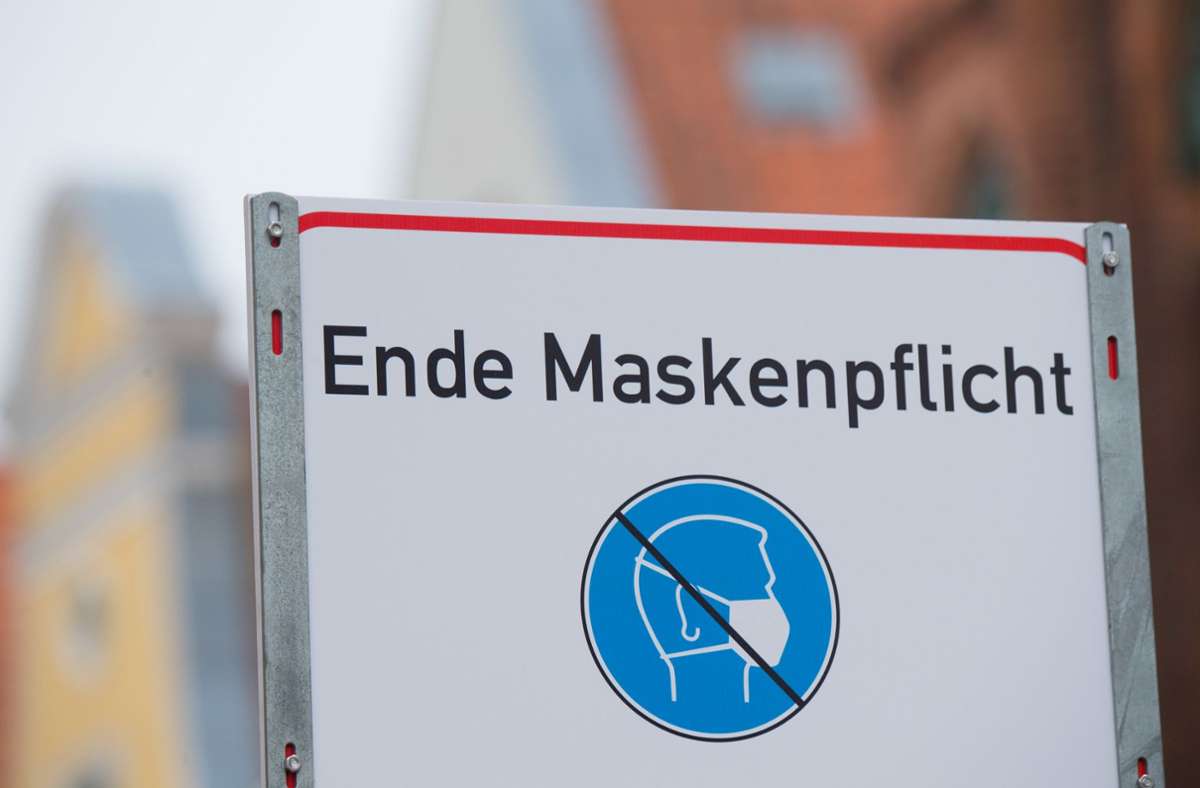 Fast überall fällt am Sonntag die Maskenpflicht. (Symbolfoto) Foto: dpa/Stefan Sauer