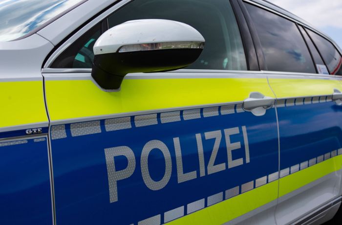 Vorfall in Tübingen: Betrunkener schmeißt Bierflasche aus dem Auto - vor Augen der Polizei
