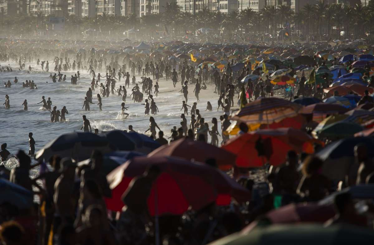 Strandbesucher drängen sich am Ipanema und Arpoador Beach. Brasilien mit seinen 210 Millionen Einwohnern ist eines der am härtesten von der Corona-Pandemie betroffenen Länder.