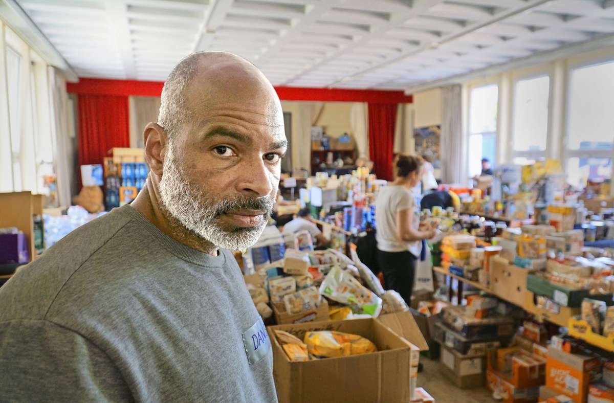 Wie ein einem Supermarkt: Dan Stein in der Schulaula. Foto: Paul Vögler
