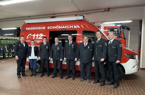 Gruppenbild mit Dame: Bürgermeisterin Anna Walther im Riegen der gestandenen Schönaicher Feuerwehrmänner. Foto: Feuerwehr
