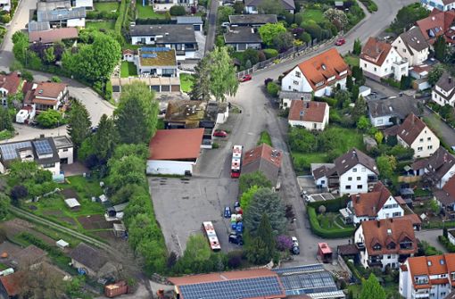 Das Areal des alten Feuerwehrhauses soll dem Bau eines Pflegeheims dienen – das löst Widerspruch aus. Foto: Werner Kuhnle (Archiv)