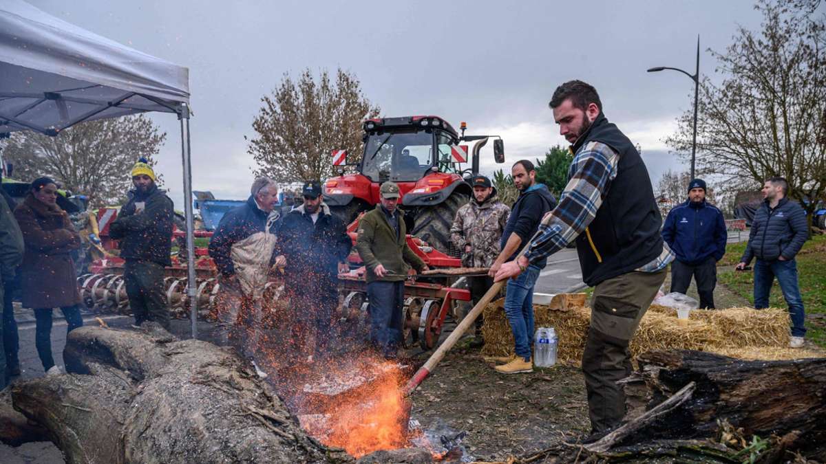 Frankreich: Bauernproteste  weiten sich aus –  eine Tote