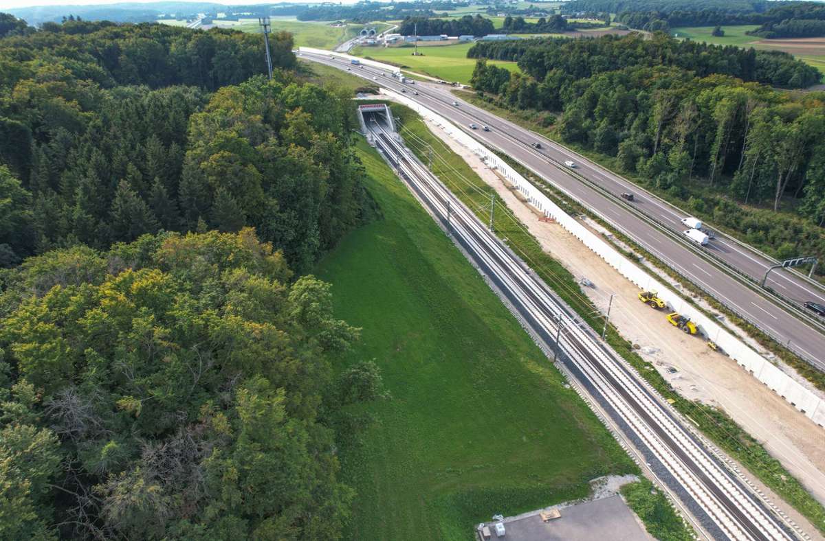 Auf der Schwäbischen Alb verlaufen die neue Bahnstrecke und die Autobahn 8 parallel zu einander. Foto: Deutsche Bahn/Arnim Kilgus