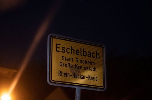 Das Ortsschild von Eschelbach. In einem Feldgebiet bei Sinsheim-Eschelbach ist ein 13-jähriger Junge an einem Waldrand tot gefunden worden. Foto: dpa/Marijan Murat