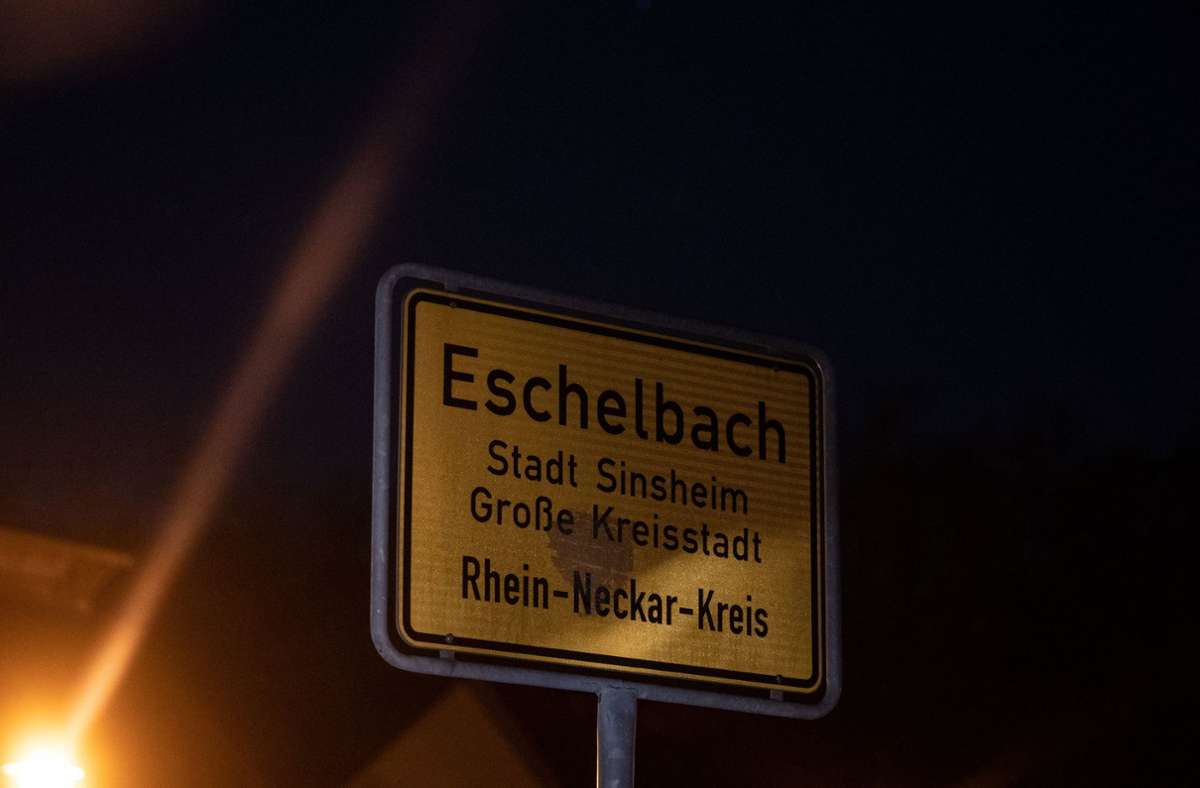 Das Ortsschild von Eschelbach. In einem Feldgebiet bei Sinsheim-Eschelbach ist ein 13-jähriger Junge an einem Waldrand tot gefunden worden. Foto: dpa/Marijan Murat