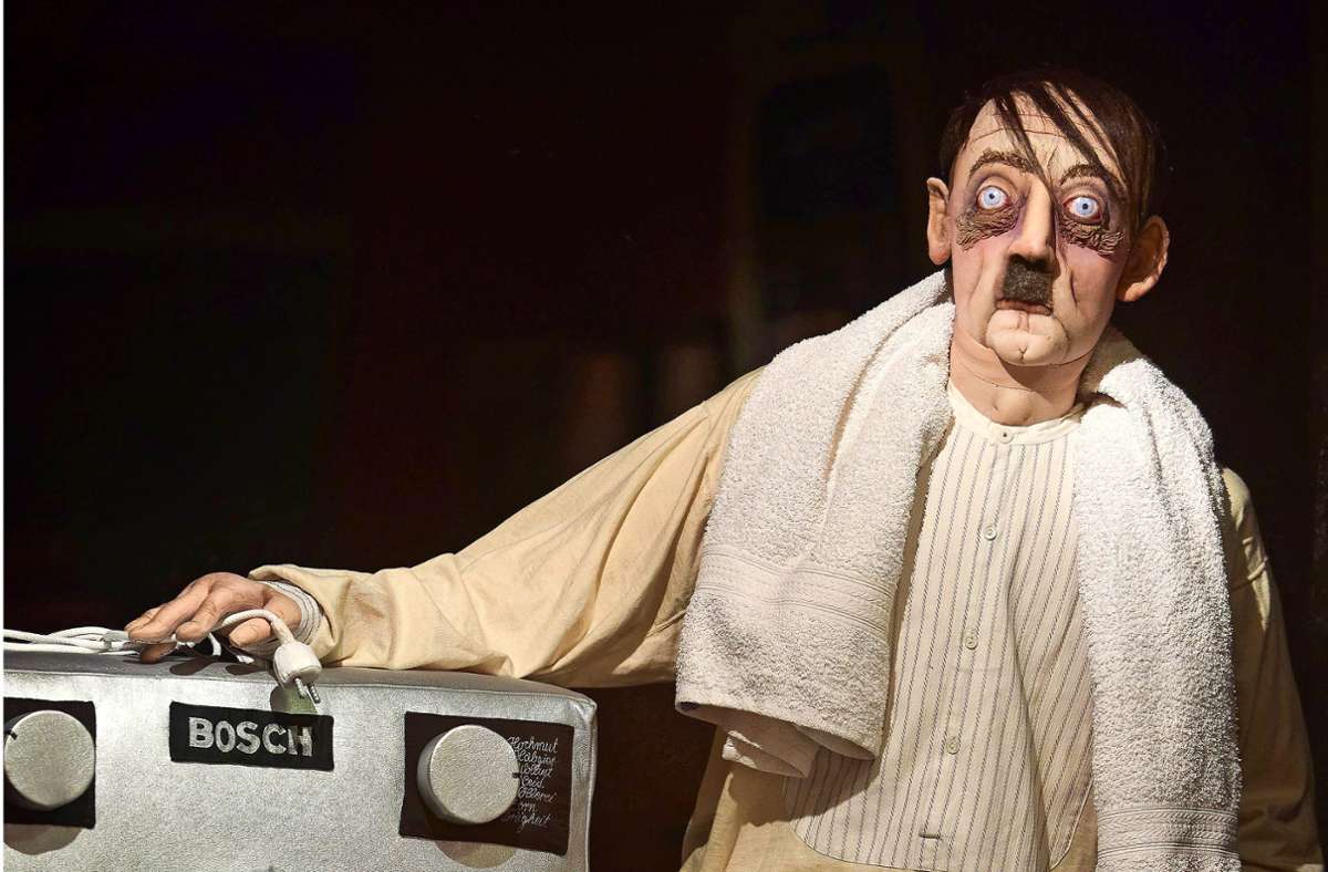 Die aktuelle Schau der Textilkünstlerin Alraune zeigt unter anderemAdolf Hitler neben einer Bosch-Waschmaschine.
