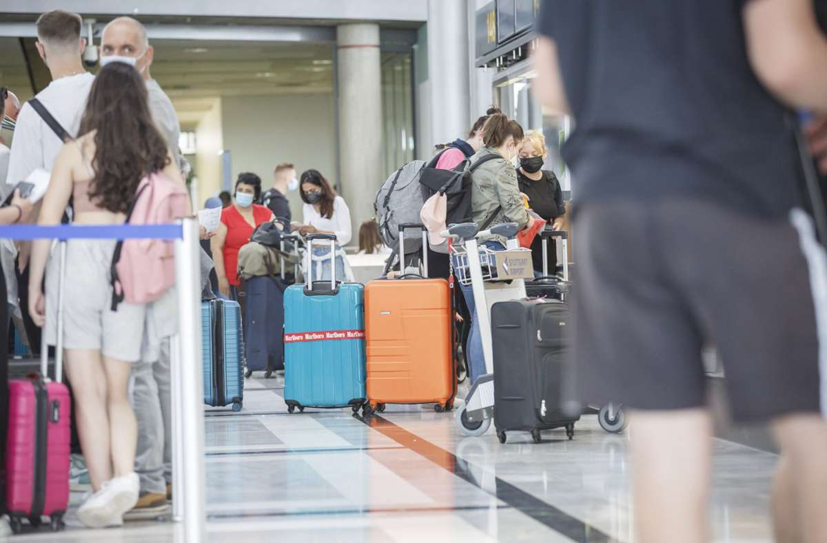 Reisende am Stuttgarter Flughafen. Die Einreisebestimmungen für beliebte Urlaubsziele ändern sich teils im Wochentakt. Foto: Lichtgut/Julian Rettig