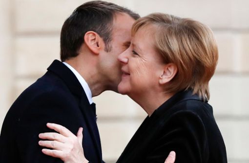 Vor Corona war das Küsschen noch nicht verpönt. Frankreichs Präsident Emmanuel Macron begrüßt Bundeskanzlerin Angela Merkel in Paris. Die Pandemie hat das Begrüßungsritual allerdings grundlegend verändert. Foto: dpa/Thibault Camus