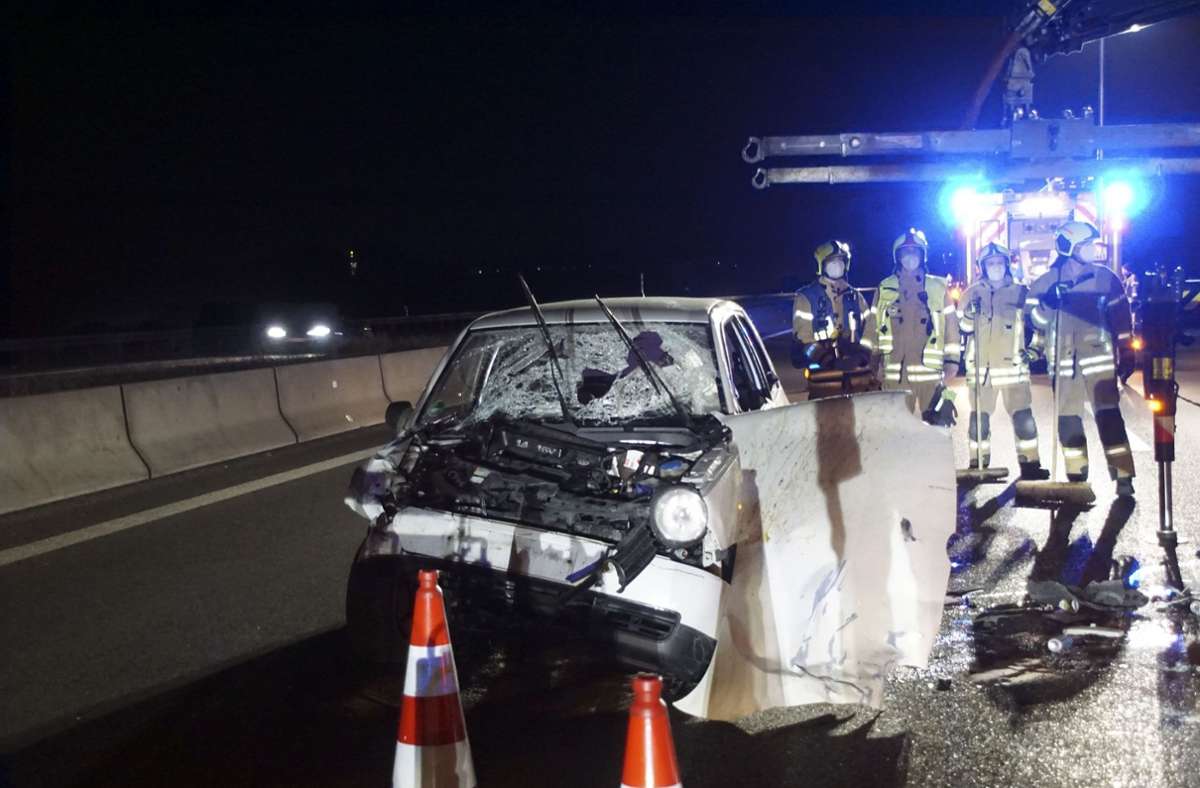 Unfall auf der A 8 bei Rutesheim: VW rast in Stauende und überschlägt sich