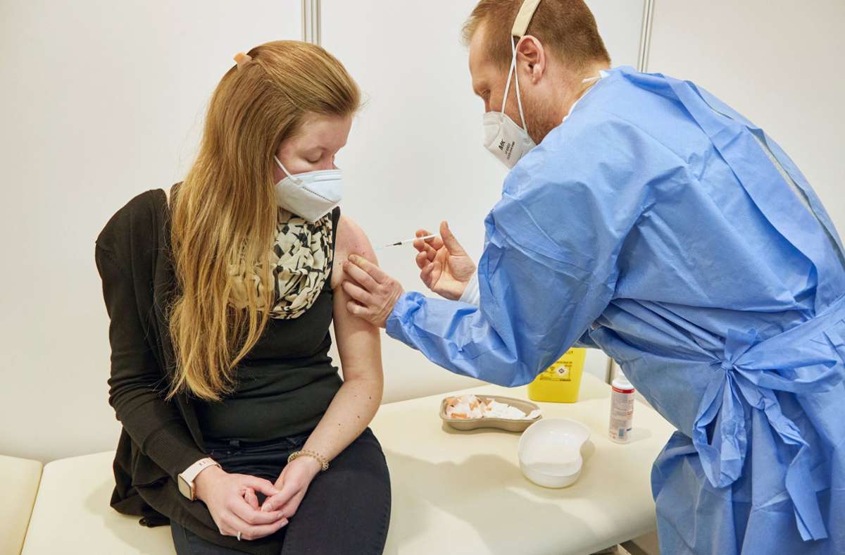 Corona-Impfung: Heidelberger Virologe verärgert über Bericht zu möglichen Impfschäden