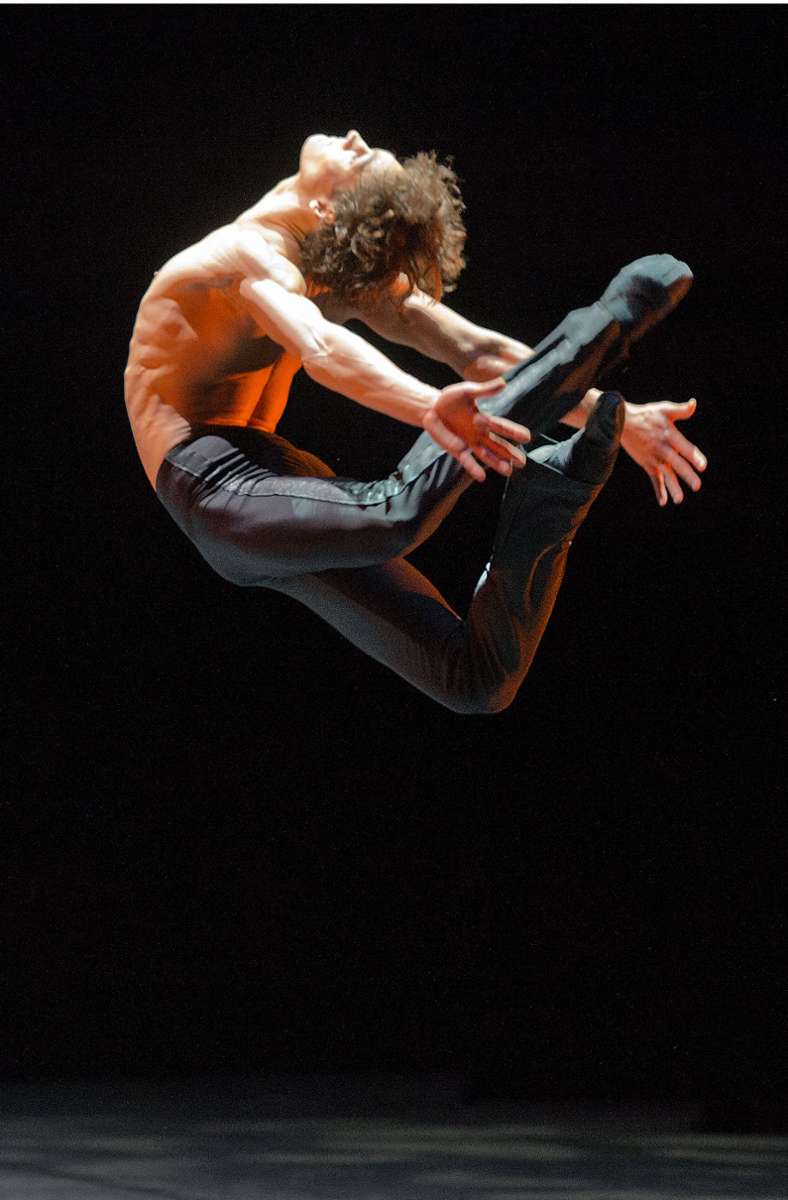 Höhenflug zum Abschied: Daniel Camargo in „Firebreather“, einem explosiven Solo, das ihm Katarzyna Kozielskas auf den Leib choreografierte.