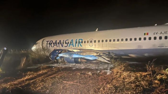 Flugzeug kommt bei Start in Dakar von Startbahn ab - elf Verletzte