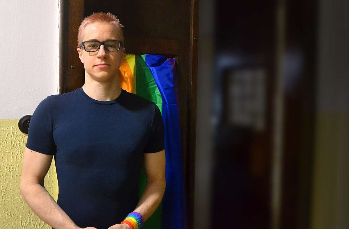 Nachdem ein Terrorist David Vallners Mitbewohner aus Hass gegen sexuelle Minderheiten ermordet hatte, hängte Vallner Regenbogenflaggen in der gemeinsamen Wohnung auf. Foto: Jana Gäng