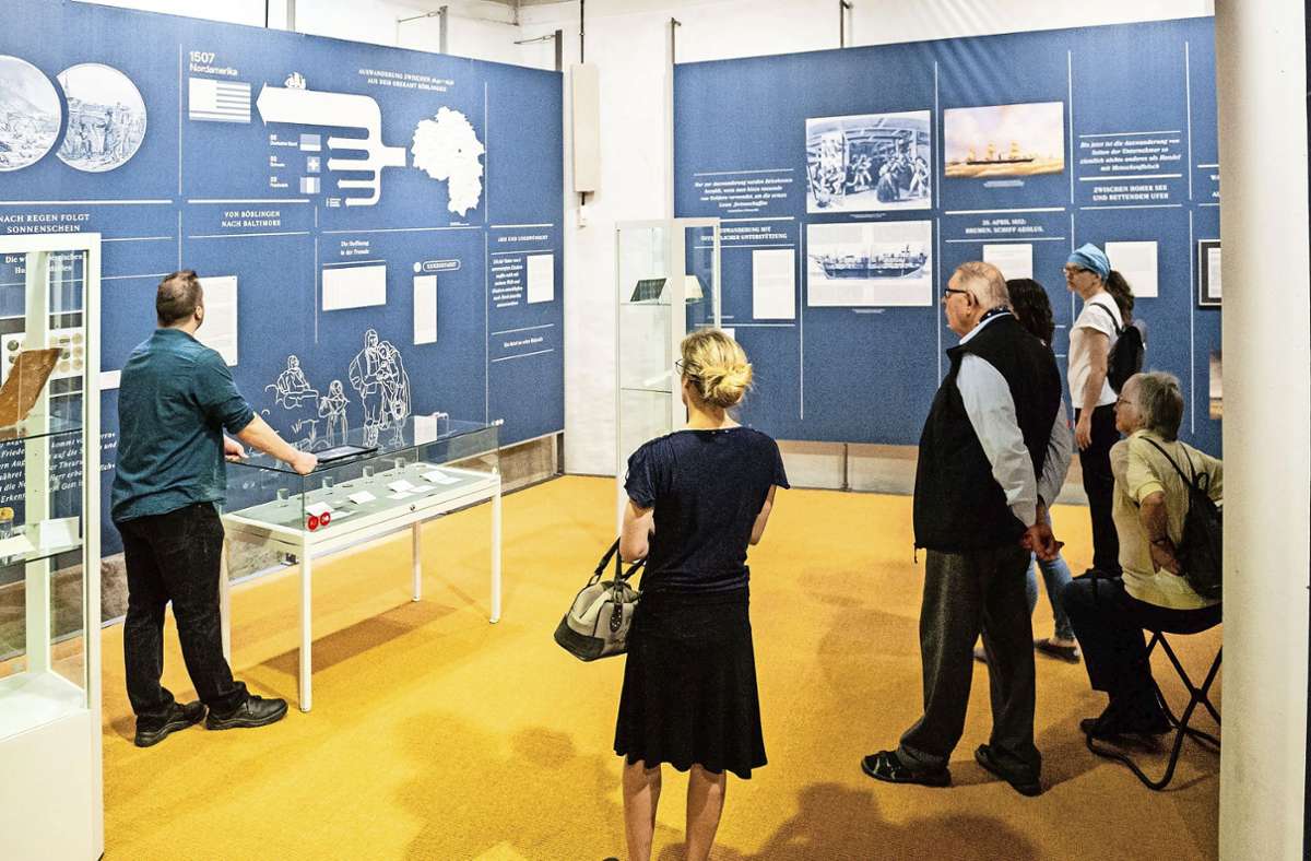 Interessierte Besucher bei einer Führung im Museum.