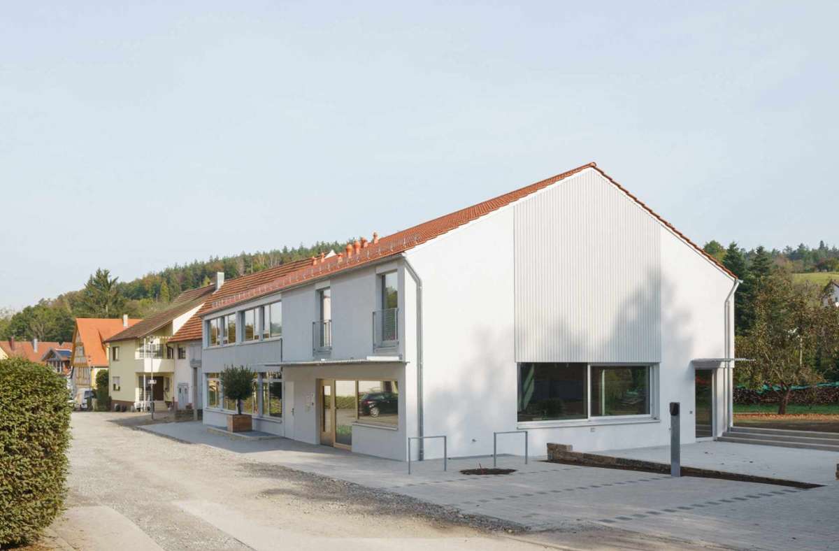 Das Seminarhaus „Haaus“ in Weinstadt-Baach. Mit dem Satteldach passt sich das Gebäude an die Umgebung an. Doch Fassade und Fenstergrößen lassen aufmerken.