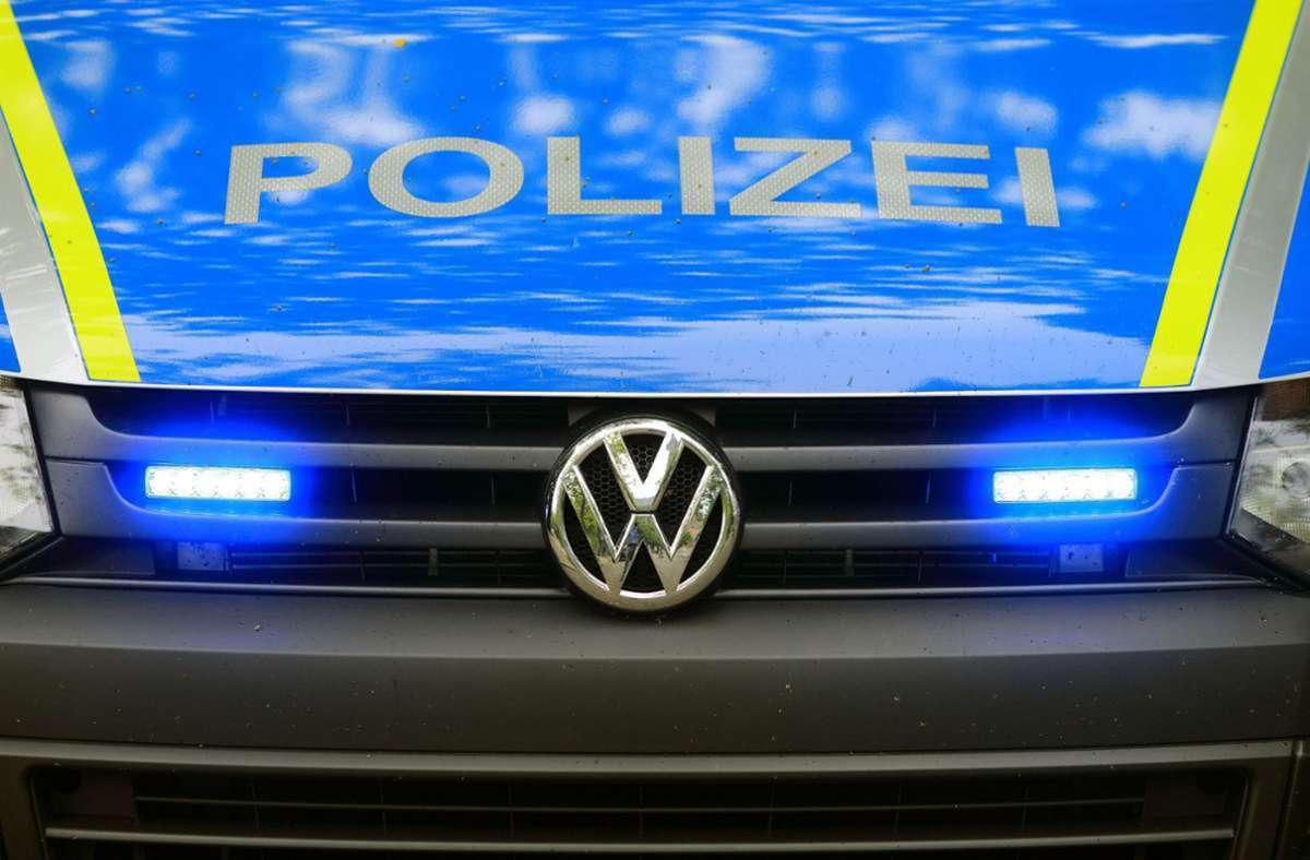 Die Polizei zieht einen 30 Jahre alten Lkw-Fahrer bei Kontrollen gleich zwei Foto: dpa/Jens Wolf