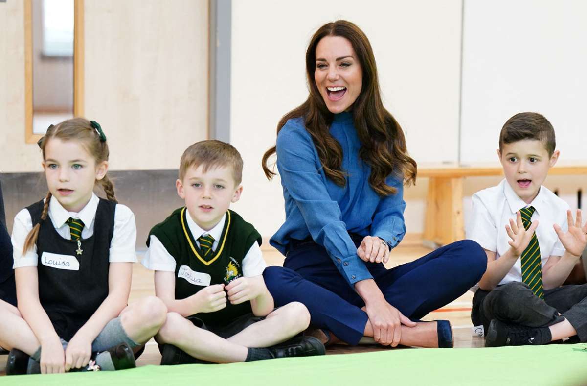 Herzogin Kate im Kreis der Schulkinder aus Glasgow. Foto: AFP/JANE BARLOW