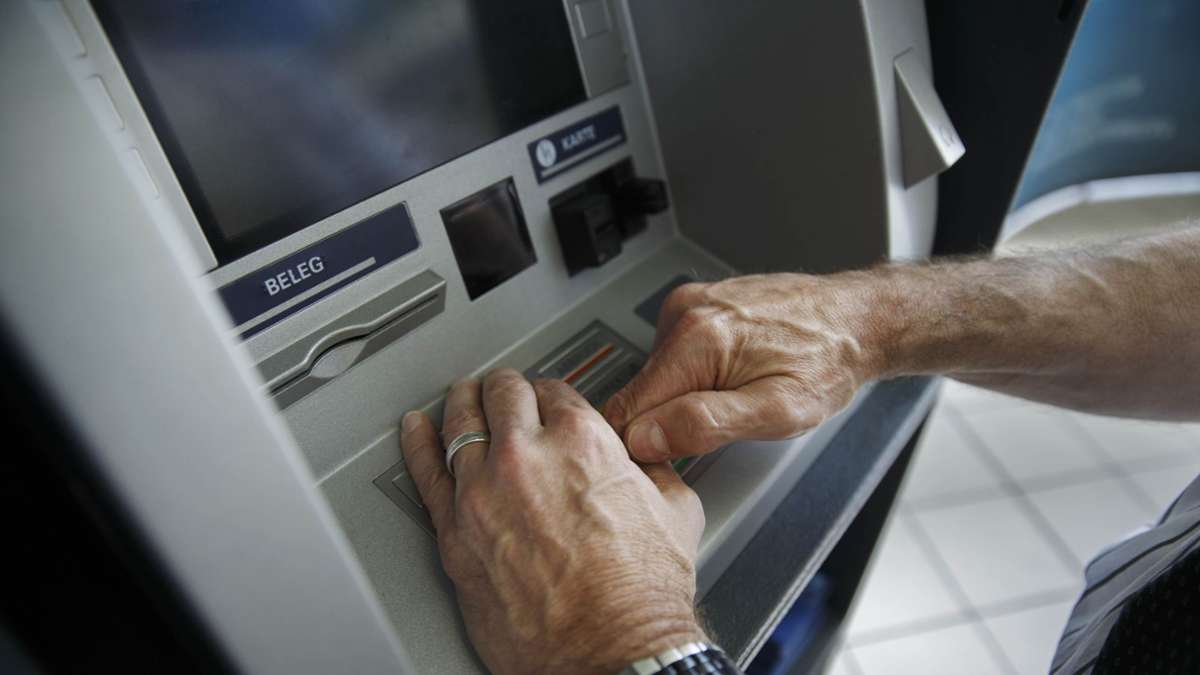 Hohe Haftstrafe: Betrüger trickst Senioren am Geldautomaten aus