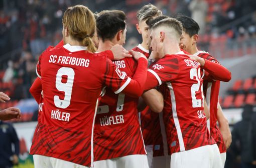 Die Spieler des SC Freiburg jubeln nach ihrem Führungstor. Foto: dpa/Philipp von Ditfurth