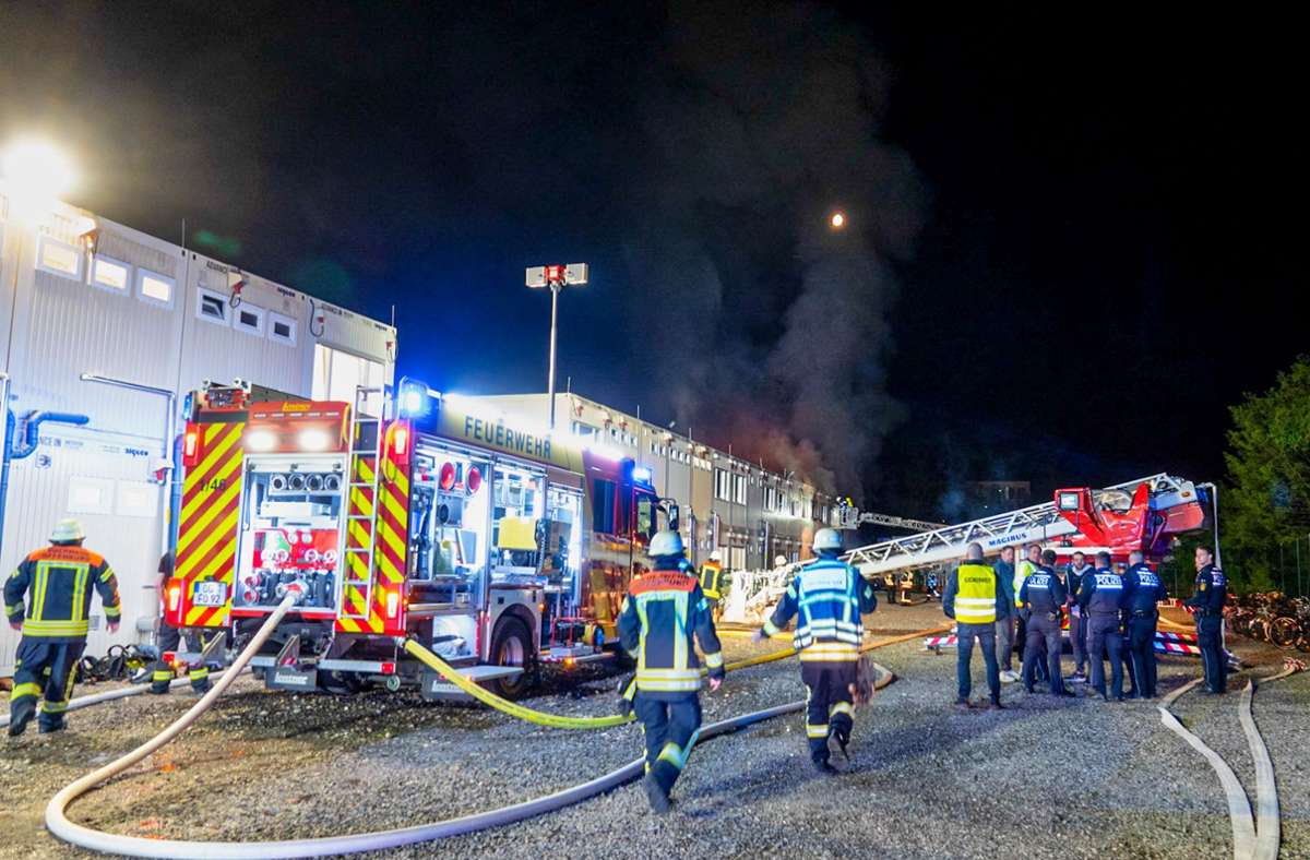 Flüchtlingsunterkunft in Offenburg: 16 Container stehen komplett in Flammen