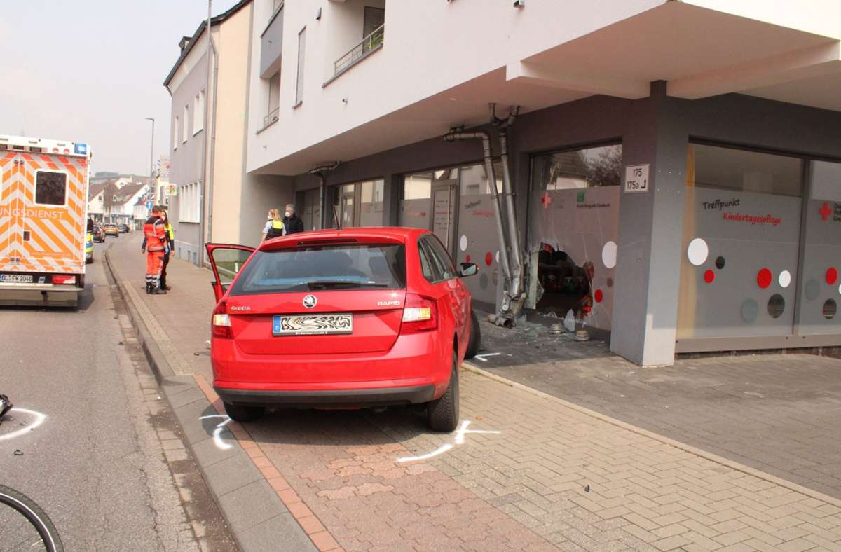 Bergisch Gladbach: Frau  rast mit Auto in Glasfassade einer Kita
