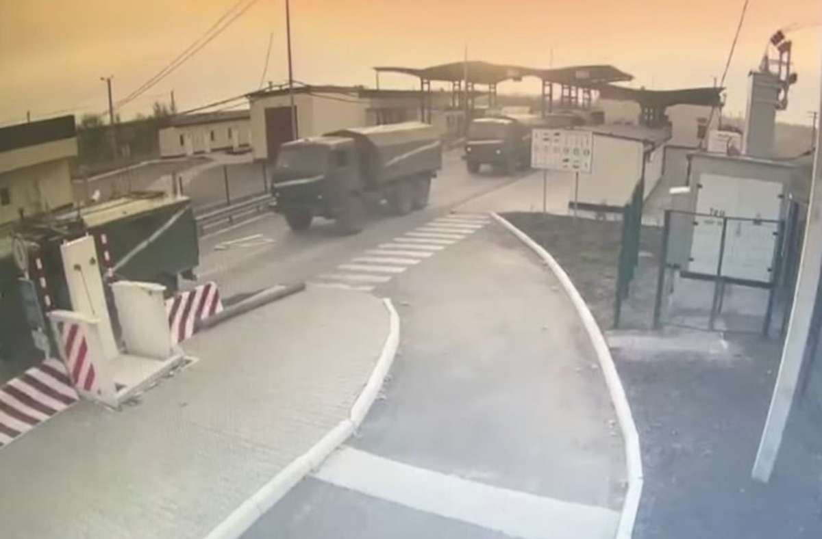 Eine vom Staatlichen Grenzschutz der Ukraine veröffentlichte Videoaufzeichnung zeigt russische Militärfahrzeuge, die die Grenze von der Krim zur Ukraine überqueren.