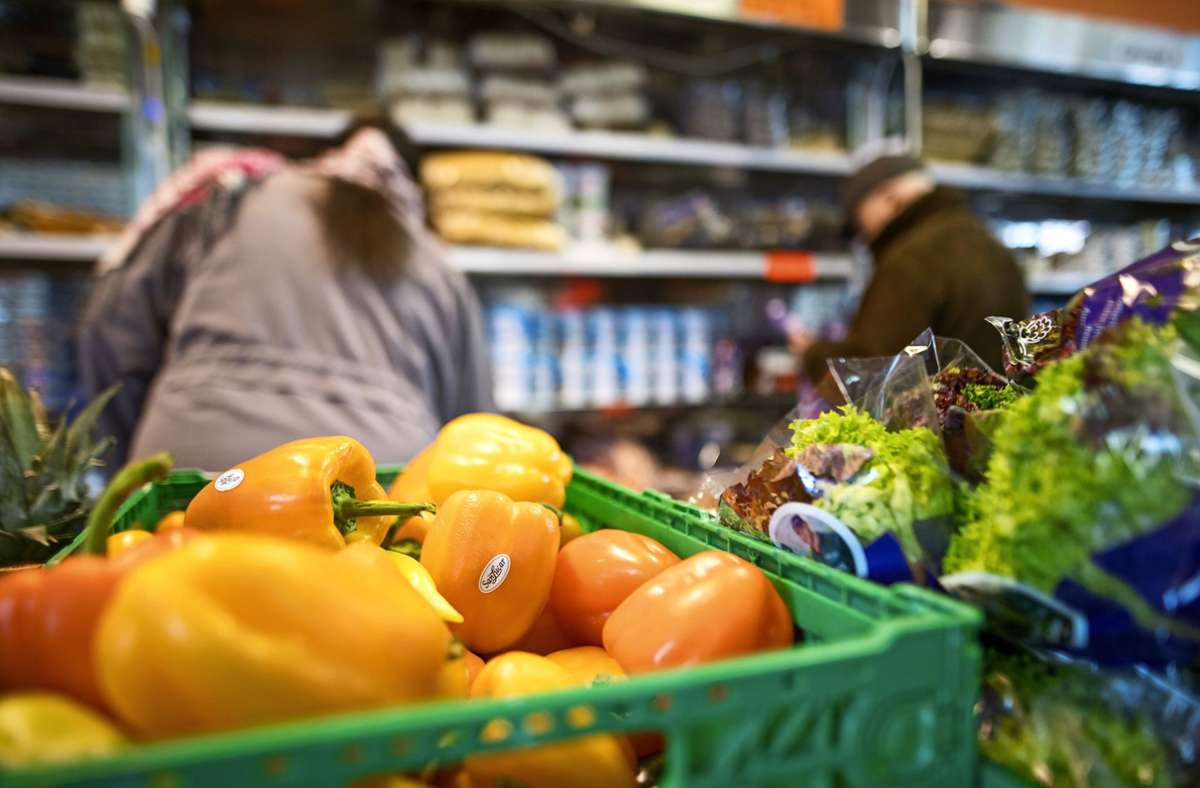 Die Supermärkte geben zwar noch  Obst und Gemüse ab, aber  keine Trockenwaren mehr wie etwa   Nudeln, Reis und Mehl. Foto: picture alliance//Sebastian Gollnow
