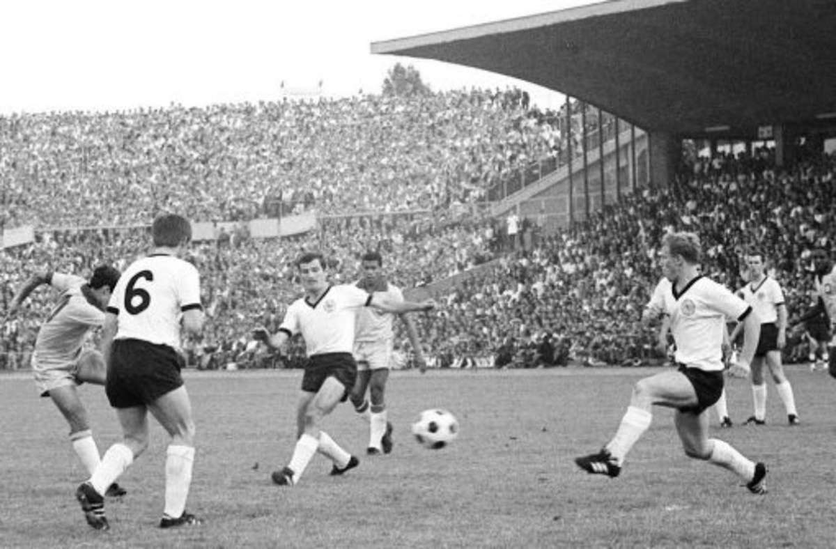 Vor 75 000 Zuschauern im Stuttgarter Neckarstadion am 16. Juni 1968: Deutschland feiert den ersten Sieg gegen Brasilien in der Verbandsgeschichte.  2:1 lautet am Ende das Ergebnis aus deutscher Sicht. Ein gewisser Berti Vogts hält damals die  Abwehr zusammen.