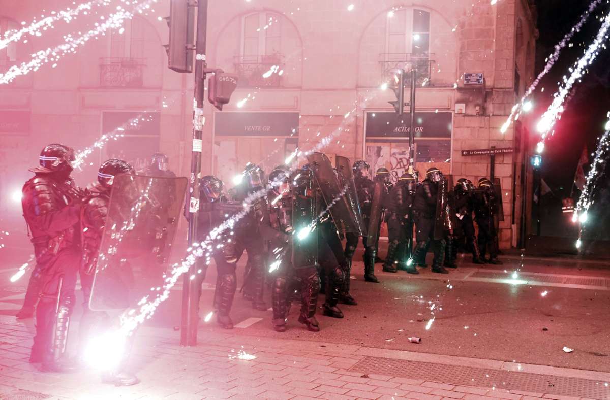 In Nantes zündeten Demonstranten Feuerwerkskörper, um gegen die Politik in Frankreich zu protestieren.