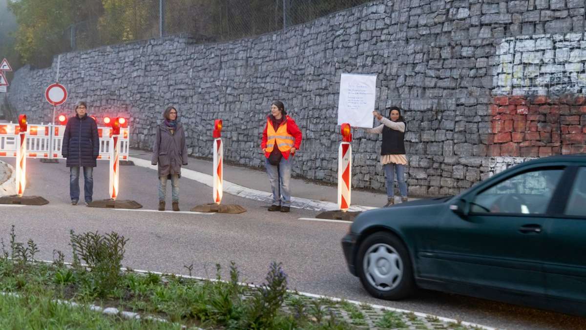 L 1124 in Marbach: Rielingshäuser demonstrieren für Gehweg