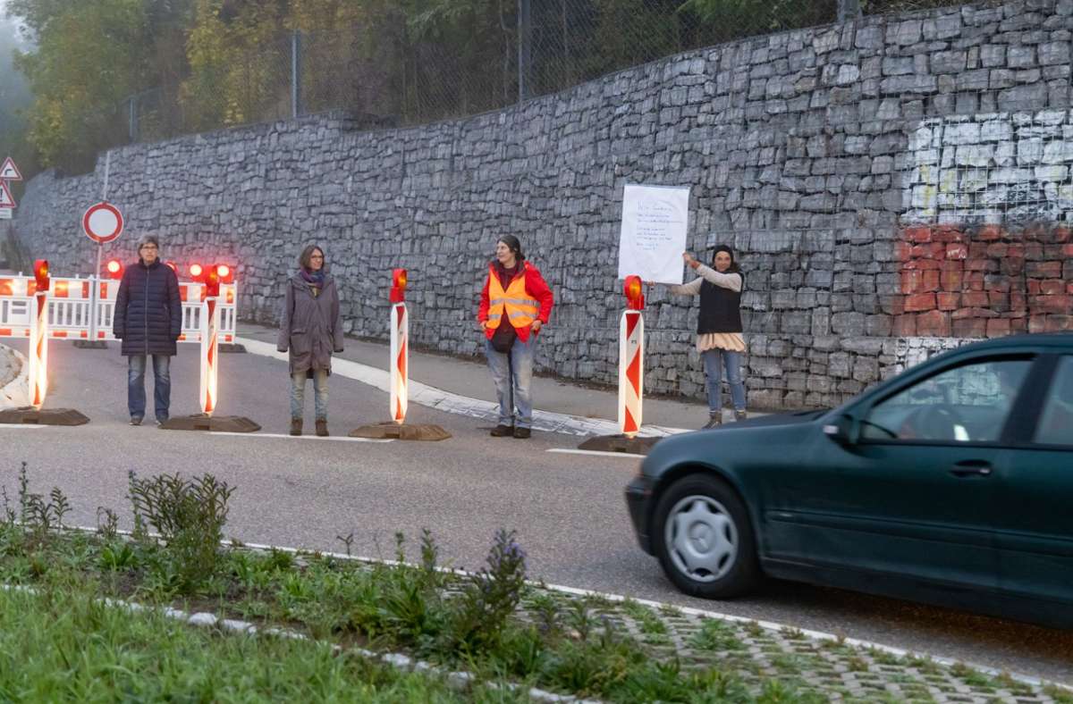 L 1124 in Marbach: Rielingshäuser demonstrieren für Gehweg