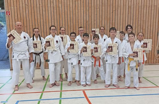 14 Karatekas aus dem Dojo Jiriki Gäufelden freuen sich über die bestandene Gürtelprüfung. Foto: privat