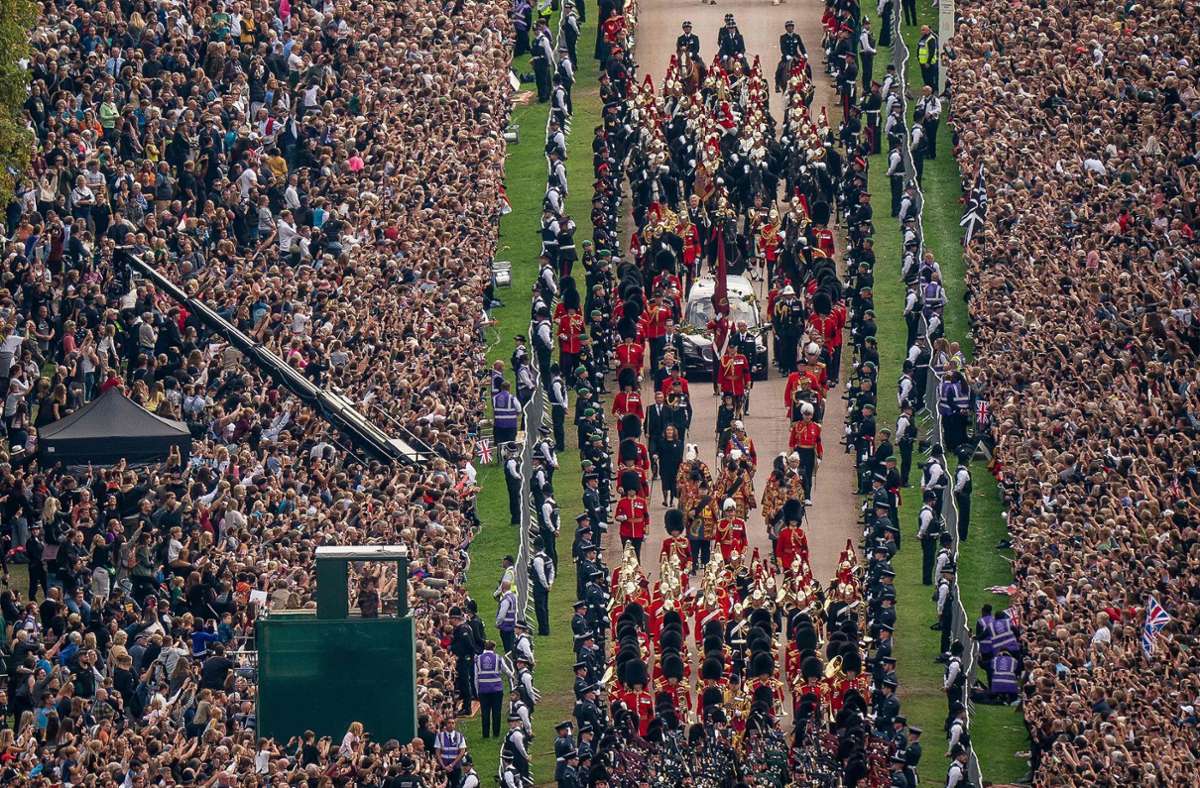 Queen Elizabeth II. ist am Montag mit einem Staatsbegräbnis verabschiedet worden.