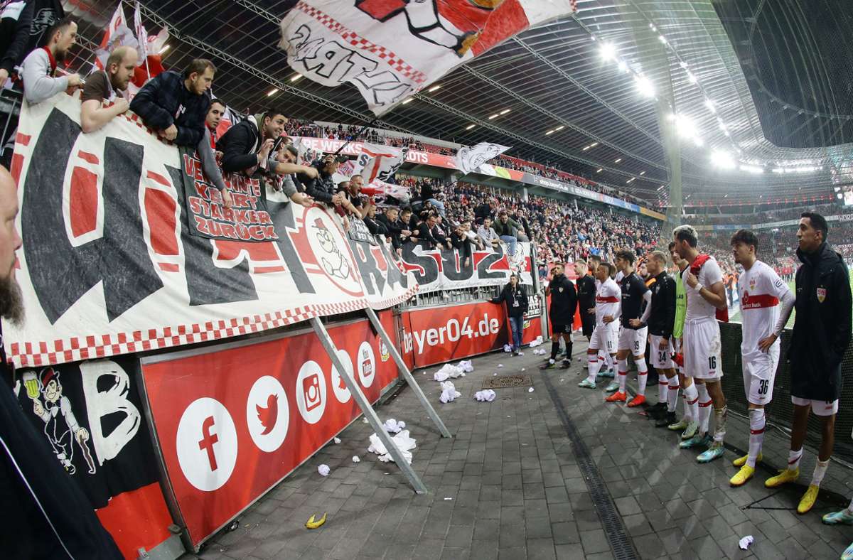 Der VfB verabschiedet sich in Leverkusen von seinen Fans in die lange WM-Pause. In unserer Bildergalerie blicken wir noch einmal auf das Spiel zurück. Foto: Baumann.
